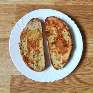 Pan con huevo y especies desayuno rico