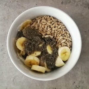 Desayuno con semillas y yogur