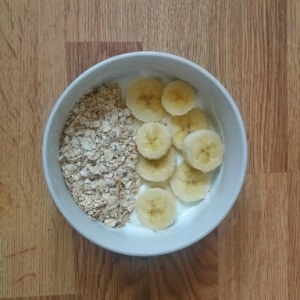 Desayuno rapido y saludable yogur con avena y banana
