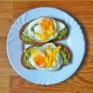 Desayuno fácil y rápido pan con aguacate y huevos